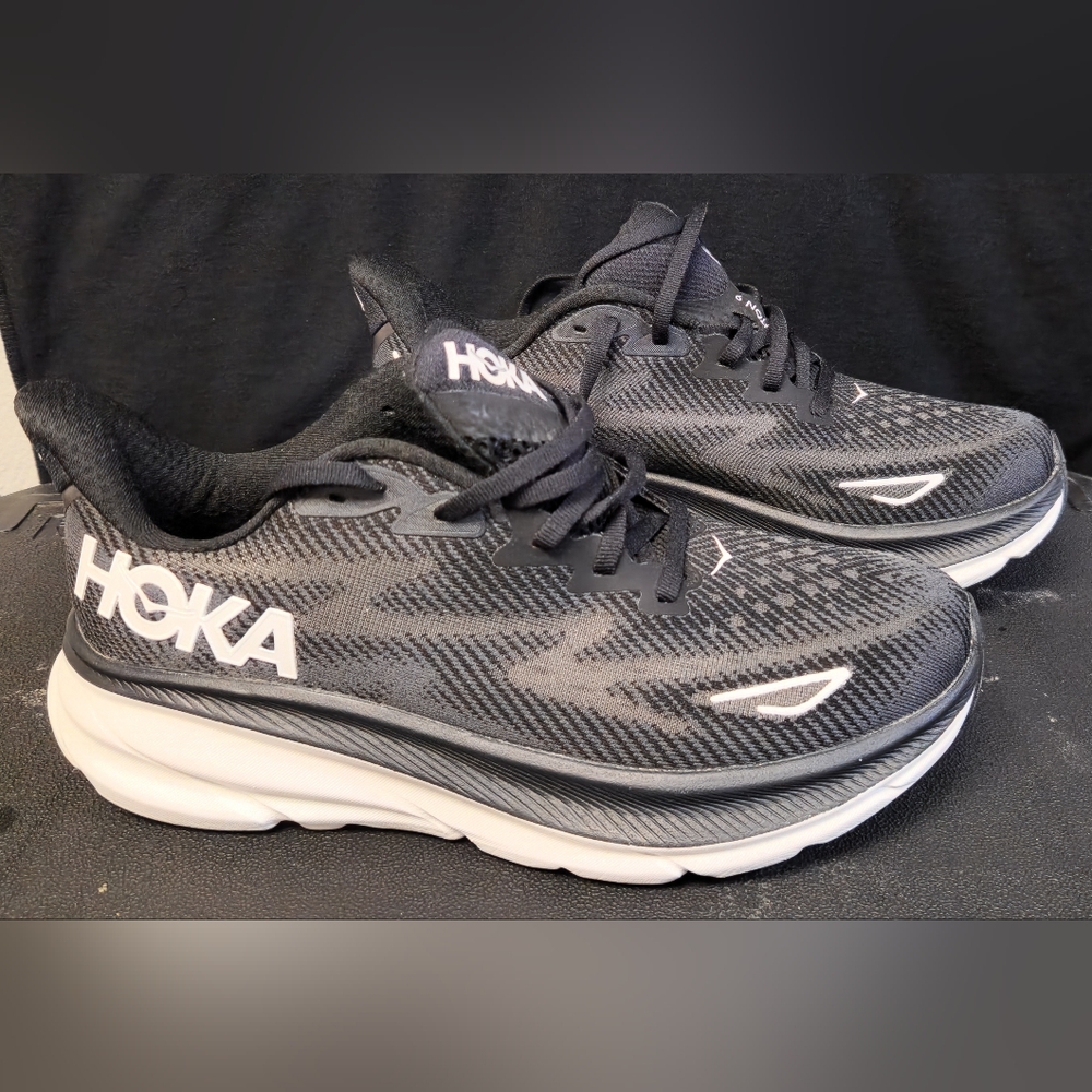 Women's Hoka Clifton 9 Black/White Shoes size 8.5B